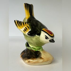 Stangl Pottery Bird #3848 Golden Crowned Kinglet. Great looking Stangl Bird.